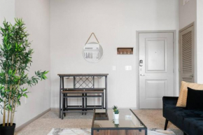 LUX 2B2B Apt Near Heart of Austin with Pool & Parking